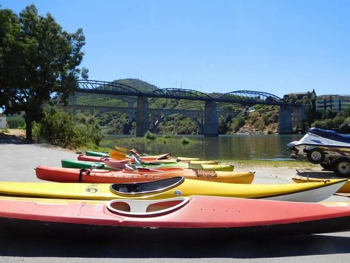 Equipamento junto ao rio, com a ponte da Régua ao fundo